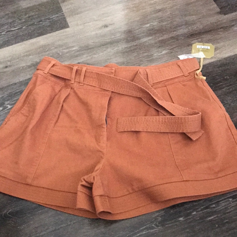 Women's Rust pleated Belted Shorts.
Cotton rayon polyester spandex